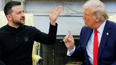 Трамп Зеленскиймен кездесуде ашуға булығып, Ресейдің шарттарын қабылдауды талап еткен