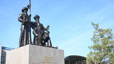 Jetisýda Respýblıka kúni qarsańynda eskertkishter jańǵyrtylyp, jańa skver ashyldy