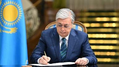 Республика күні қарсаңында Президент еңбек әулеттері мен қарапайым жұмысшыларды марапаттады