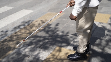 Инклюзия және адамгершілік мәдениеті: Көру қабілеті шектеулі адамдарға қалай дұрыс көмектесу керек?