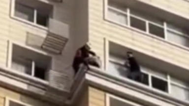 Астанада 15-қабатқа шығып алған қыз жұртты шошытты