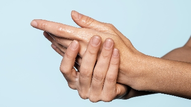 Saýsaqty syqyrlatý ádeti zıan ba?