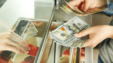 Ақша айырбастау орындарында доллар бағамы күрт төмендеп кетті