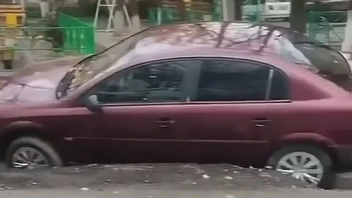 Шымкентте көліктер асфальттың астына батып кетті