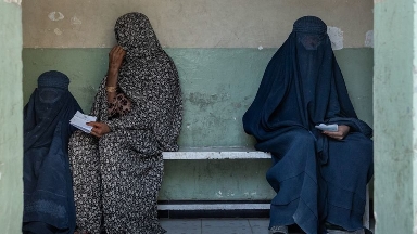 Талибтер паранджасыз әйелдерге ауруханаға жүгініп, таксимен жүруге тыйым салды