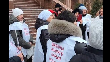 Бас прокурор қаза тапқан сарбаздарың аналарымен кездеседі