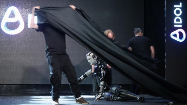 Мәскеуде таныстырылым кезінде жаңа робот қирап қалды