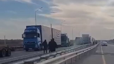 "Кезекте тұрып адам қайтыс болған". Қазақстан мен Қытай шекарасында жүк көліктері әлі қаңтарылып тұр