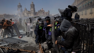 Мыңдаған адам президентке қарсы митингке шықты