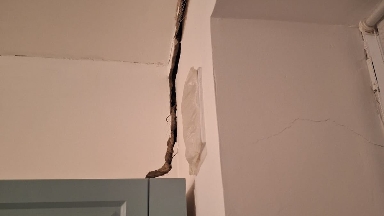 Атырауда мемлекеттік бағдарлама бойынша берілген жаңа үйлер опырылып жатыр