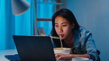 Uıqy men taǵamnyń baılanysy: Keshke ne ishýge bolady, al neden aýlaq bolǵan durys?