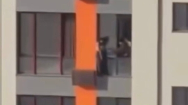 Шымкентте куәгер өз өмірін қатерге тігіп, қызды құтқарып қалды