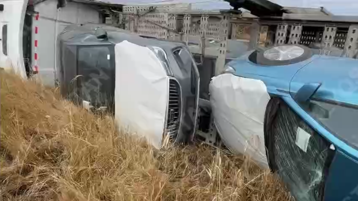 Ақмола облысында жаңа қытайлық көліктер тиелген жүк көлігі аударылып кетті