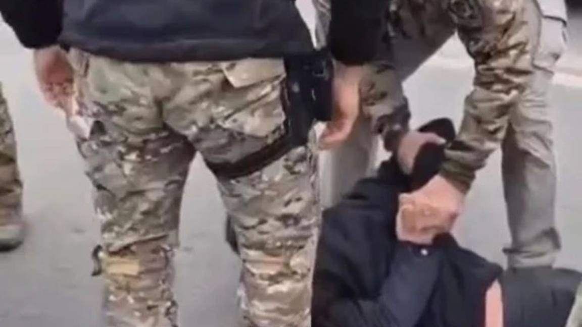 Атырауда екі жүргізушінің төбелесін «Арлан» арнайы жасақ қызметкерлері тоқтатты