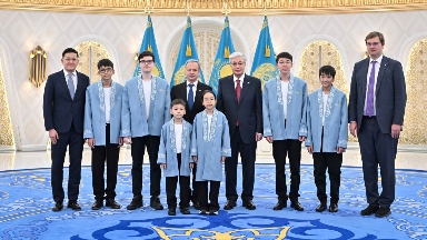 Мемлекет басшысы әлем біріншіліктерінде топ жарған жас шахматшылармен кездесті