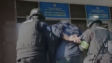 الماتىدا ويىن الاڭىندا بالانى تەپكەن ەر ادام ۇستالدى