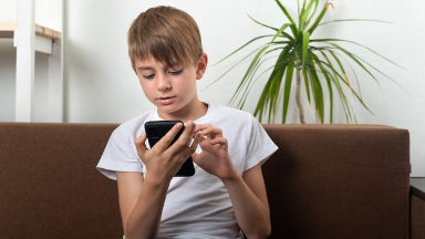 Қазақстанда 16 жасқа дейінгі балаларға онлайн-платформаларда тіркелуге тыйым салынады