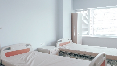 "Басынан ұрып, тепкілеген". Ақтөбеде ауруханада мүгедек балаға басқа науқастар бірнеше күн бойы қысым көрсеткен