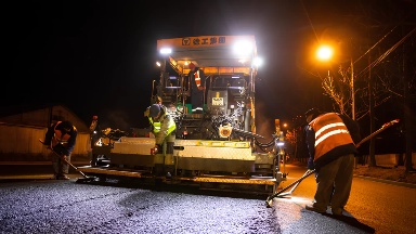 Qytaılyqtar Beıjińde 8 myń tonna asfáltty 6 saǵatta tósegen