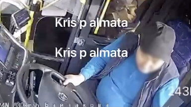Телефонға алаңдаған: Алматыда автобус жүргізушісі адам қағып кетті