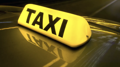 Санкт-Петербургте мигранттарға такси мен жеткізу қызметінде жұмыс істеуге тыйым салынды