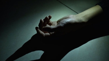 Атырауда көпқабатты үйлердің бірінен ер адамның мәйіті табылды