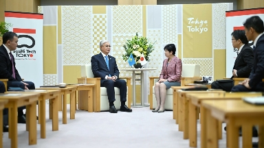 «Қош келдіңіз!»: Токио губернаторы Тоқаевты қазақша қарсы алды