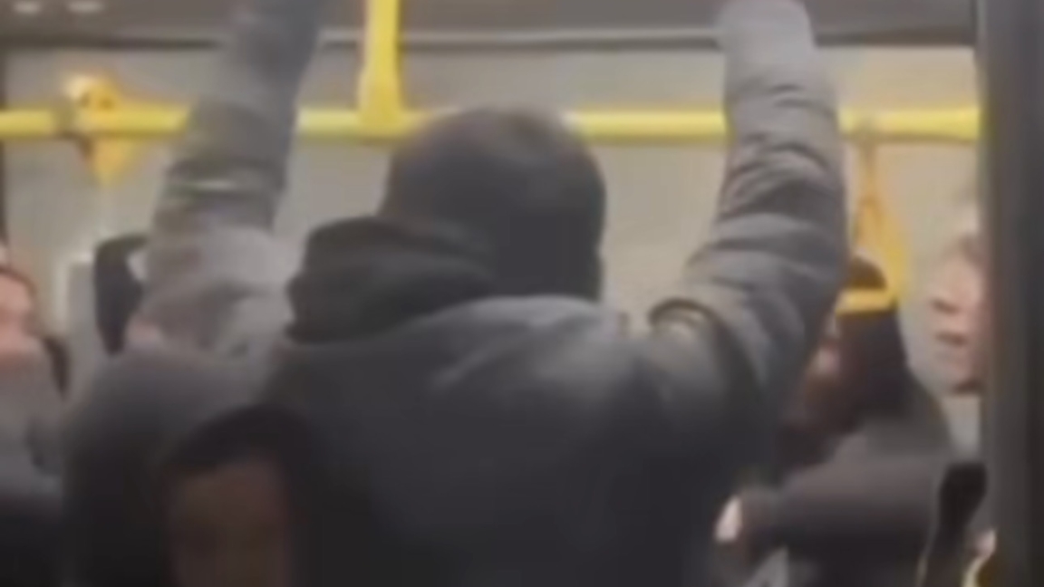 Бірнеше алматылық автобуста шетелдікті соққыға жыққан