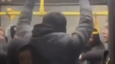 Бірнеше алматылық автобуста шетелдікті соққыға жыққан