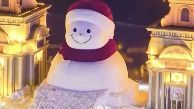 قىتايدا بيىكتىگى 19 مەتردەن اساتىن الىپ اققالا تۇرعىزىلدى