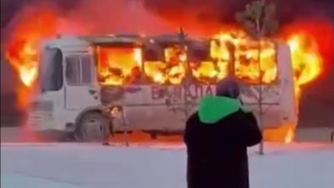 Қосшыда мектеп маңында өртеніп кеткен ескі автобус Ресейден сатып алынған