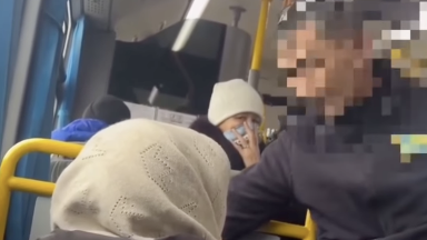 Алматыда жүргізуші қарт әйелді аязды күні автобустан түсіріп жіберген