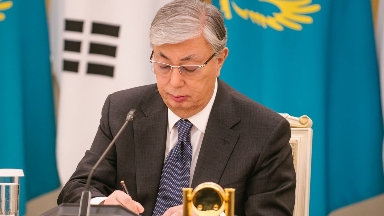 Тоқаев ЛГБТ насихатына тыйым салу жөніндегі түзетулерге қол қойды