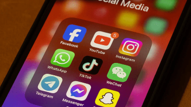 Meta Aýstralıada balalardyń áleýmettik jelidegi 550 myńǵa jýyq paraqshasyn japty