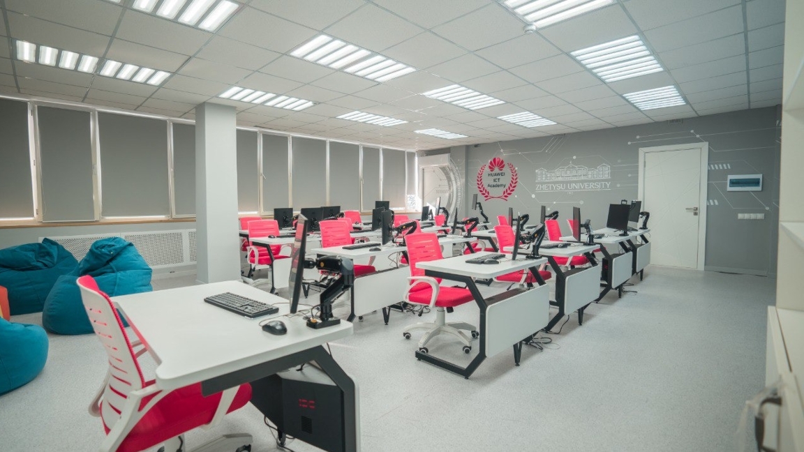 Жетісу университеті жасанды интеллект негізінде білім берудің жаңа моделін қалыптастыруда