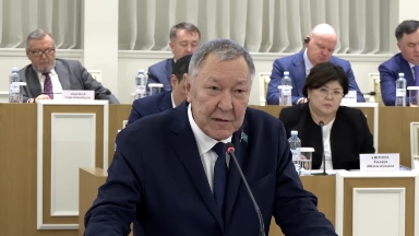 «Еңбек бостандығының» орнына «еңбекке құқық» – белгілі заңгер Конституцияға өзгерістер туралы пікір білдірді