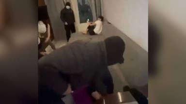 Úıge basyp kirip, qarýmen qorqytqan: Almatyda birneshe adam ustaldy