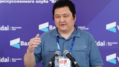 «Buryn-sońdy bolmaǵan múmkindik»: saıasattanýshy Halyq keńesi arqyly saıasatqa kelý sheginiń tómendeýi týraly aıtty