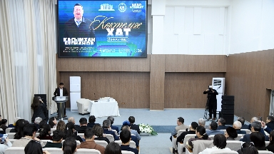 اقىن قاسىمحان بەگمانوۆ ستۋدەنتتەرمەن اشىق سۇحبات قۇردى