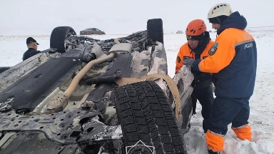 Отар маңында көлік аударылып, үш адам жарақат алды