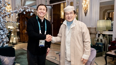 Головкин атақты Джеки Чанмен кездесіп, шапан жапты