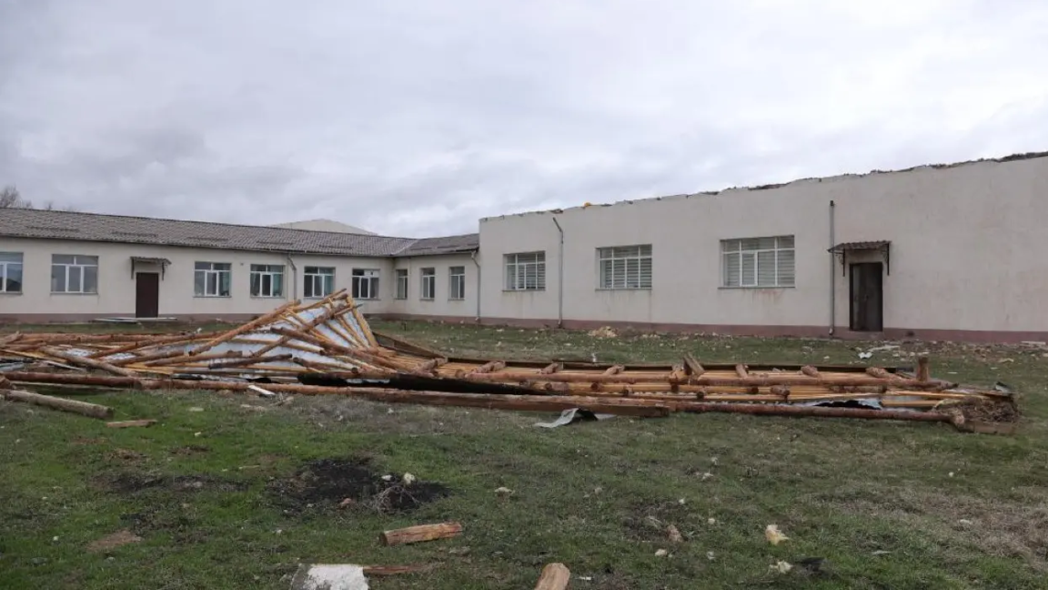 Жамбыл облысында қатты дауылдан бірнеше әлеуметтік нысан қираған