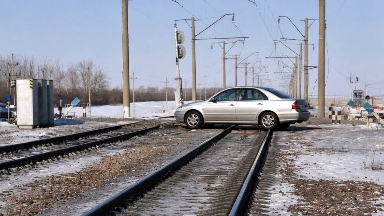 Екі бірдей өңірде пойыз бен жеңіл көлік соқтығыса жаздады