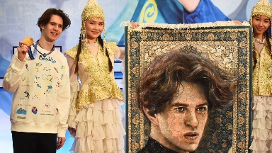 Алматы халқы Олимпиада чемпионы Михаил Шайдоровты әуежайдан күтіп алды