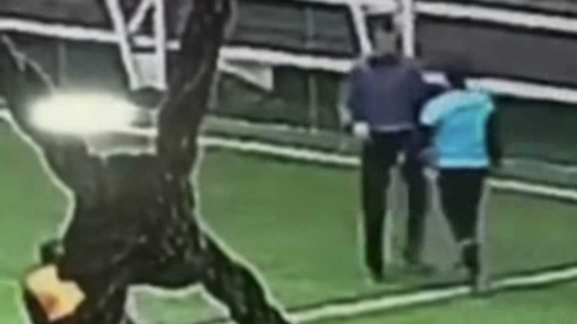 Шымкентте аудан әкімінің қоластындағыларды ұрған видеосы тарады