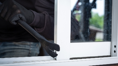 Алтындарын сатып жіберген: Таразда әйел қарақшылық туралы жалған хабар берген