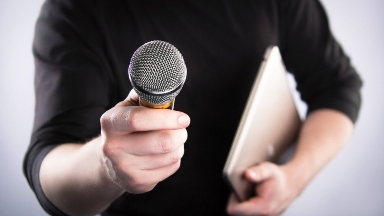 "Әртістерді ұлықтауды қояйықшы". Желі қолданушысы журналистерге үн қатты