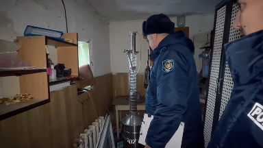 Qazaqstandyq er adam samogon qaınatyp, ony elıtalyq alkogól retinde satqan