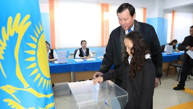 اقتوبە وبلىسىنىڭ اكىمى اسحات شاحاروۆ رەفەرەندۋمدا داۋىس بەردى