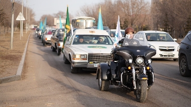 قونايەۆتا رەفەرەندۋم كۇنى تۇرعىندار داۋىس بەرۋ ۋچاسكەلەرىنە رەترواۆتوكولىكتەرمەن كەلدى